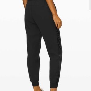 Lululemon on the fly jogger with velvet size 6
